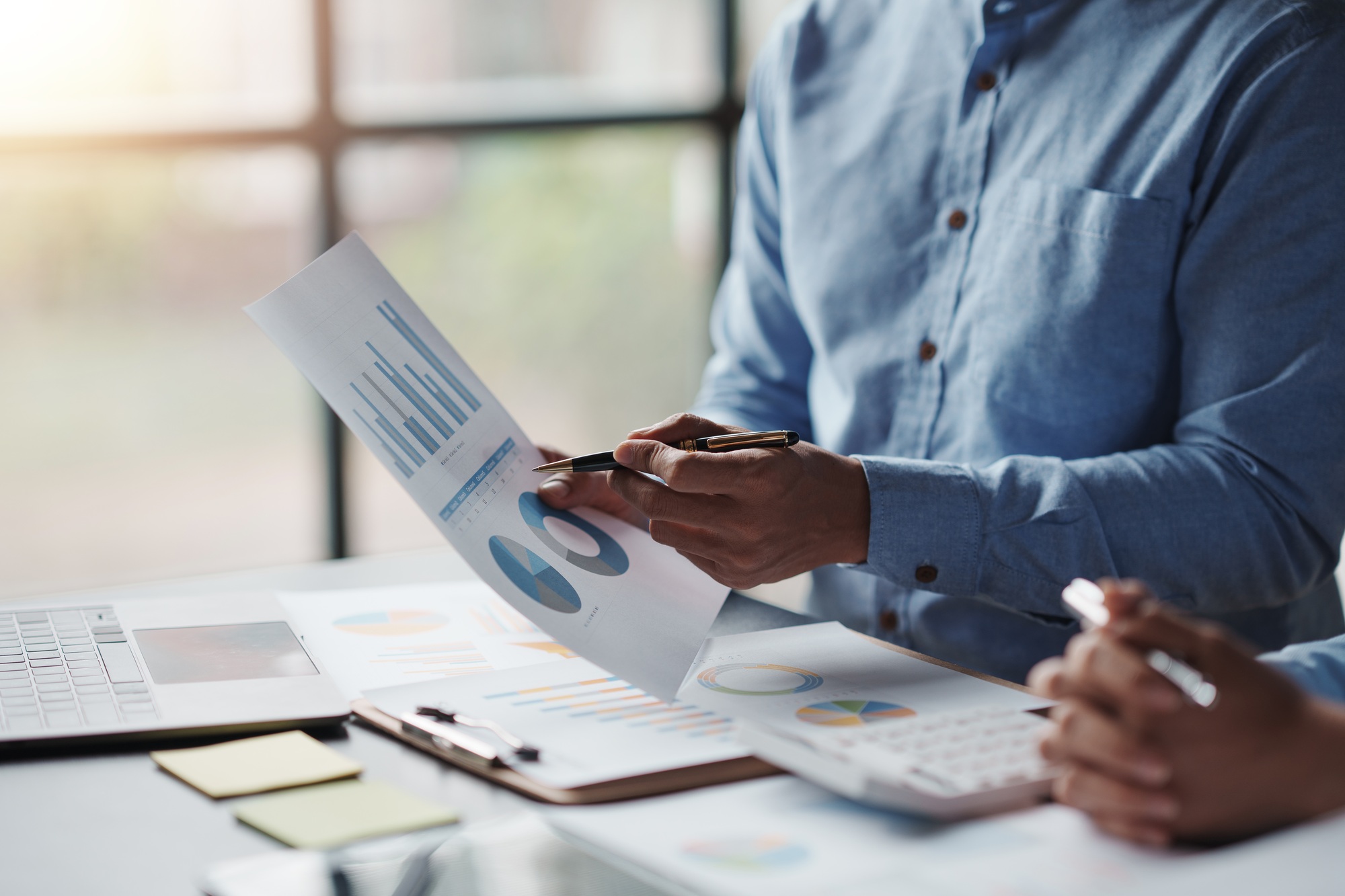 Group of business people meeting Point to the graph, study the company's growth graph, market
